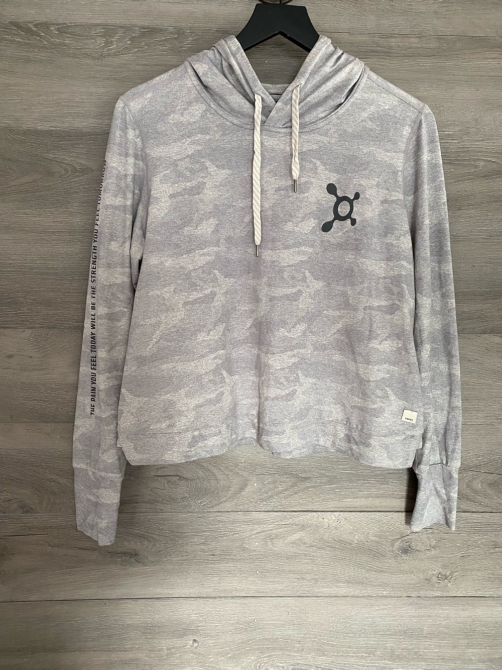 Vuori Halo Essential Hoodie Orange Theory Camo L